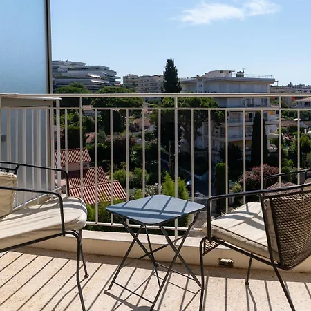 Proche plages Parking Etage élevé Terrasse Appartamento Antibes