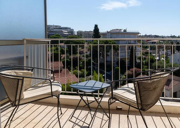 Proche plages Parking Etage élevé Terrasse Appartamento Antibes
